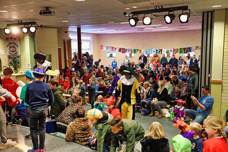 Aankomst van de Sint en zijn Zwarte Pieten in Waarder_082
